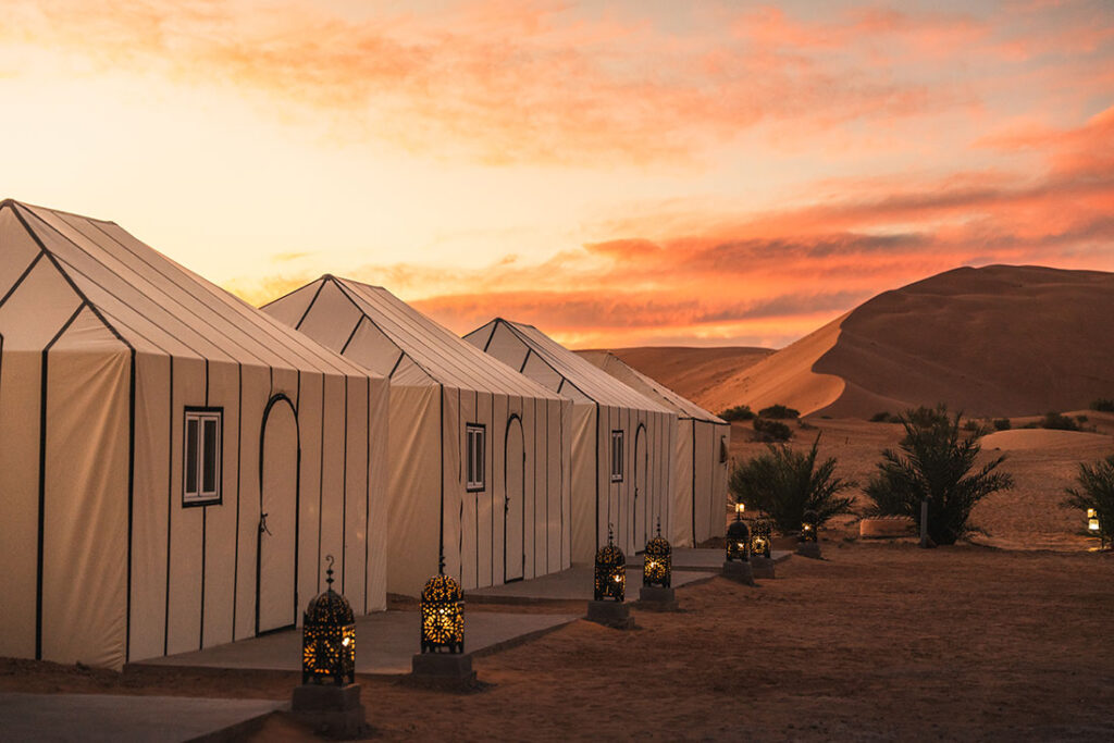 Acampamento no deserto de Merzouga ao pôr do sol