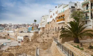 Casas brancas e muralhas da medina de Tânger