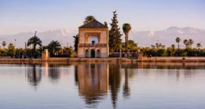 Pavilhão e lago dos Jardins da Menara em Marrakech